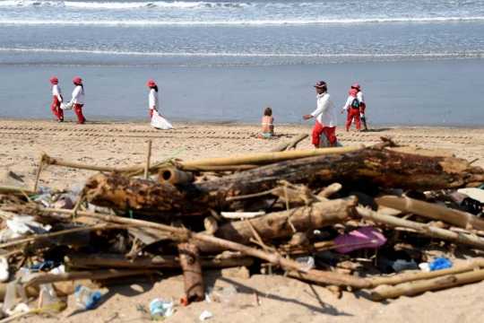 Tumpukan sampah dari lautan cemari Pantai Kuta