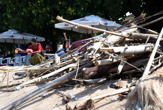 Tumpukan sampah dari lautan cemari Pantai Kuta