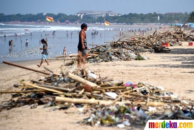 Foto : Tumpukan Sampah Dari Lautan Cemari Pantai Kuta| Merdeka.com