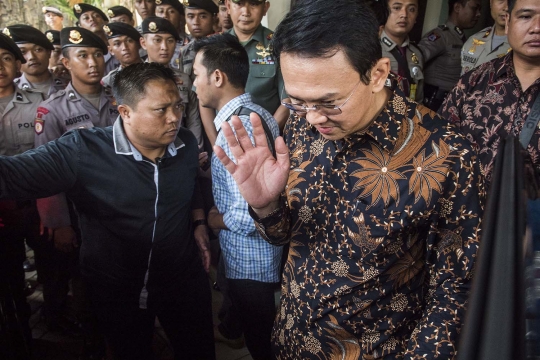 Brimob bersenjata laras panjang kawal Ahok tinggalkan PN Jakut