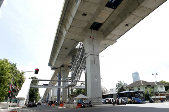 Melihat pembangunan JPO di bawah JLNT Transjakarta Tendean-Ciledug