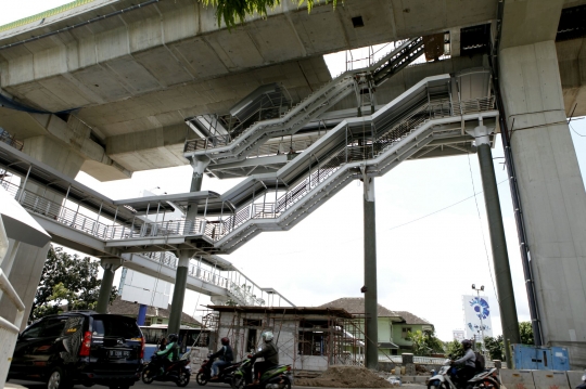 Melihat pembangunan JPO di bawah JLNT Transjakarta Tendean-Ciledug