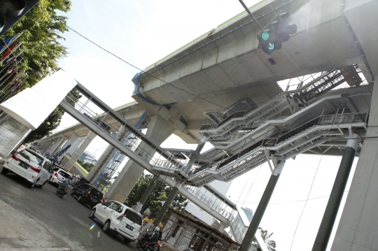 Melihat pembangunan JPO di bawah JLNT Transjakarta Tendean-Ciledug