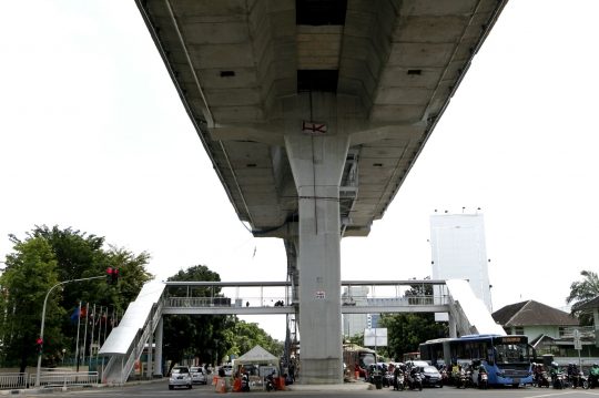 Melihat pembangunan JPO di bawah JLNT Transjakarta Tendean-Ciledug