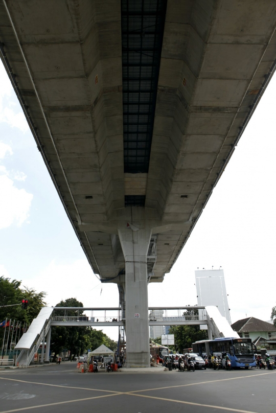 Melihat pembangunan JPO di bawah JLNT Transjakarta Tendean-Ciledug