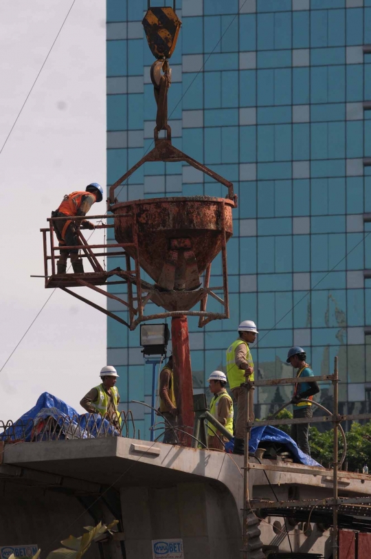 Memantau pembangunan Simpang Susun Semanggi