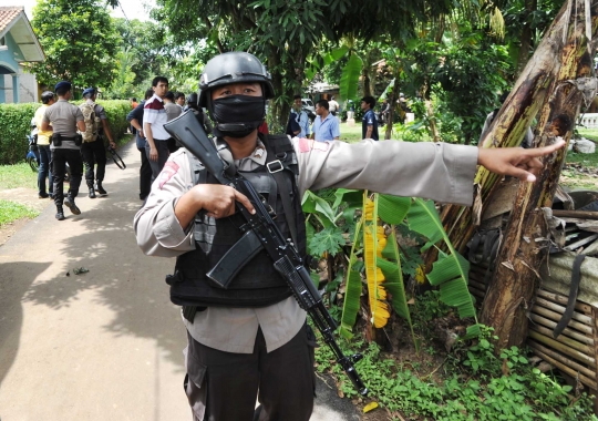 Aksi Densus 88 kepung lokasi penggerebekan teroris di Tangsel