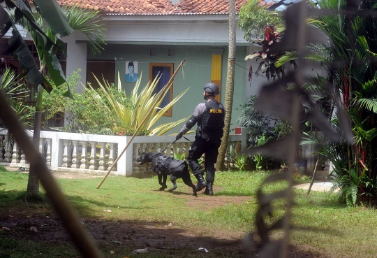 Aksi Densus 88 kepung lokasi penggerebekan teroris di Tangsel