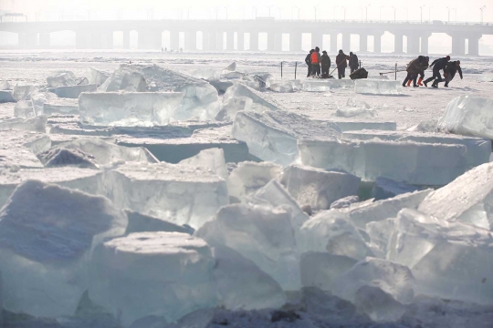 Melihat lebih dekat pembuatan istana dan patung es di Harbin
