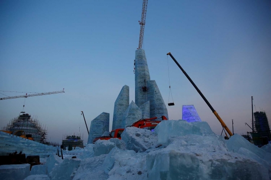 Melihat lebih dekat pembuatan istana dan patung es di Harbin