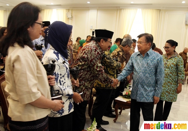 Foto : Jusuf Kalla serahkan Anugerah Parahita Ekapraya 