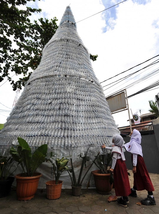 Keunikan pohon Natal dari limbah botol plastik di gereja Depok