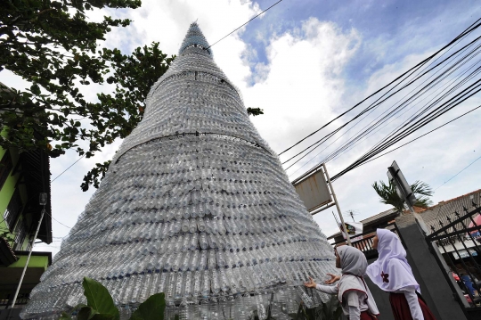 Keunikan pohon Natal dari limbah botol plastik di gereja Depok