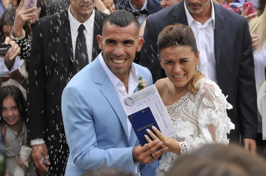 Carlos Tevez nikahi Vanesa setelah 19 tahun bersama dan punya 3 anak