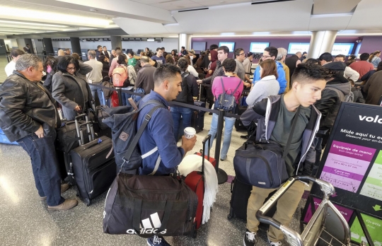 Penampakan bandara di AS membeludak akibat libur Natal