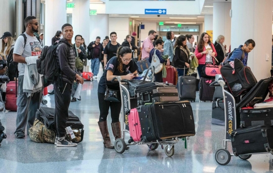 Penampakan bandara di AS membeludak akibat libur Natal