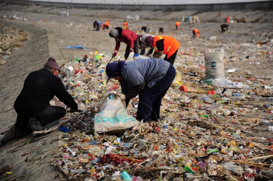 Akibat ulah manusia, pulau di China berubah jadi lautan sampah