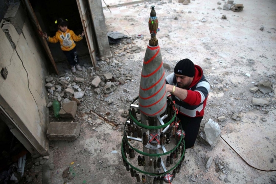 Pria Suriah bikin pohon Natal dari sisa amunisi perang