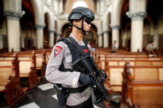 Pengamanan ketat Gereja Katedral jelang perayaan Natal
