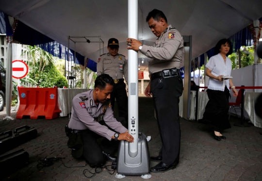 Pengamanan ketat Gereja Katedral jelang perayaan Natal