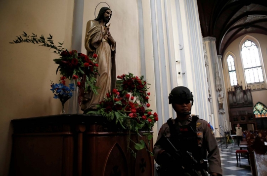 Pengamanan ketat Gereja Katedral jelang perayaan Natal