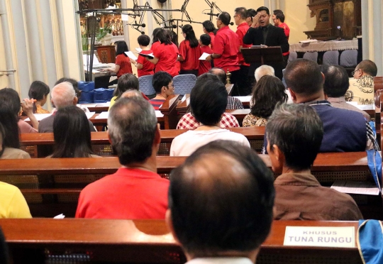 Penyandang tunarungu ikut Misa Natal di Gereja Katedral