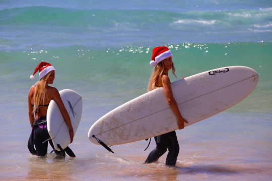Mengintip sinterklas berbikini rayakan Natal di Pantai Bondi