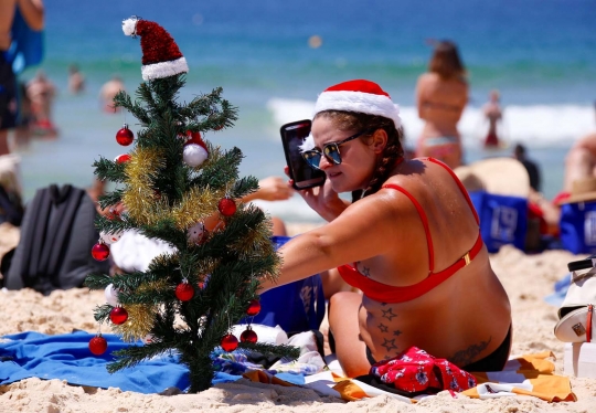 Mengintip sinterklas berbikini rayakan Natal di Pantai Bondi