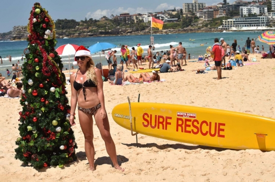 Mengintip sinterklas berbikini rayakan Natal di Pantai Bondi