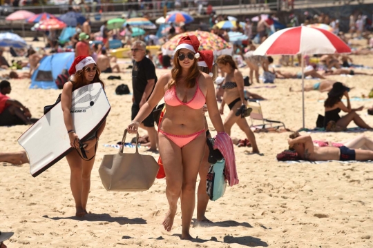 Mengintip sinterklas berbikini rayakan Natal di Pantai Bondi