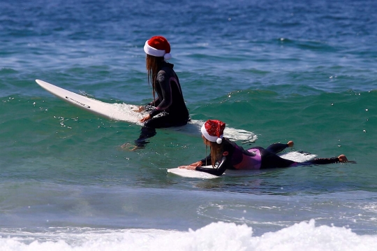 Mengintip sinterklas berbikini rayakan Natal di Pantai Bondi