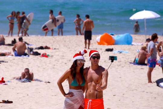 Mengintip sinterklas berbikini rayakan Natal di Pantai Bondi