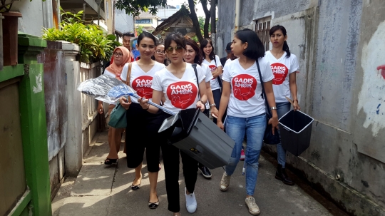 Aksi Gadis Ahok bagi-bagi alat kebersihan kepada warga Cilandak