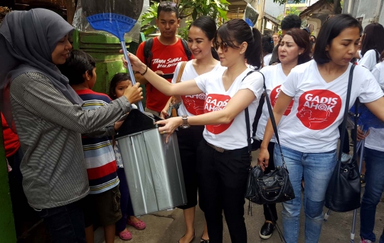 Aksi Gadis Ahok bagi-bagi alat kebersihan kepada warga Cilandak