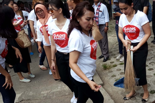 Aksi Gadis Ahok bagi-bagi alat kebersihan kepada warga Cilandak