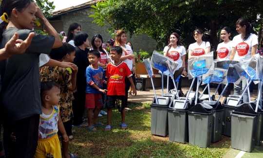 Aksi Gadis Ahok bagi-bagi alat kebersihan kepada warga Cilandak