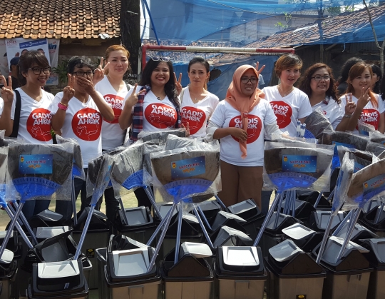 Aksi Gadis Ahok bagi-bagi alat kebersihan kepada warga Cilandak