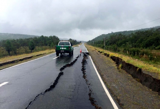 Diguncang gempa 7,6 SR, jalanan Chile terbelah