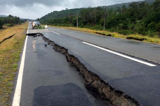 Diguncang gempa 7,6 SR, jalanan Chile terbelah