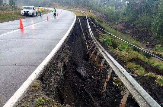 Diguncang gempa 7,6 SR, jalanan Chile terbelah