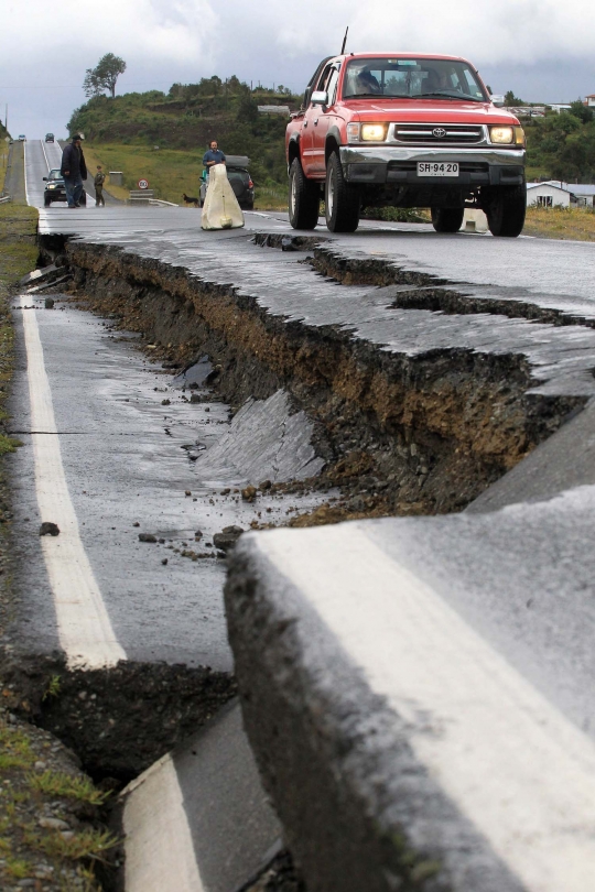 Diguncang gempa 7,6 SR, jalanan Chile terbelah