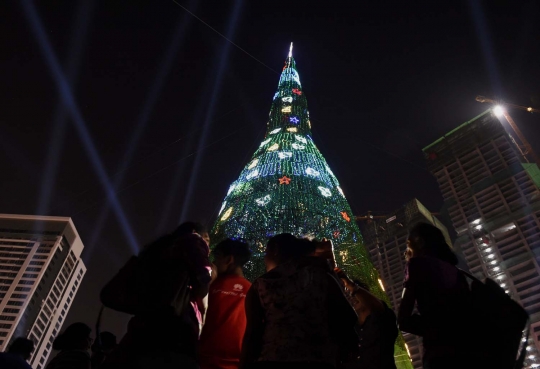 Kemegahan pohon Natal tertinggi dunia di Sri Lanka