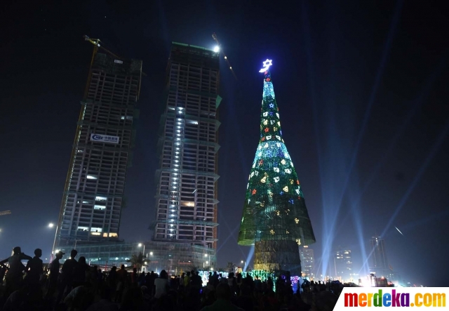 Foto : Kemegahan pohon Natal tertinggi dunia di Sri Lanka