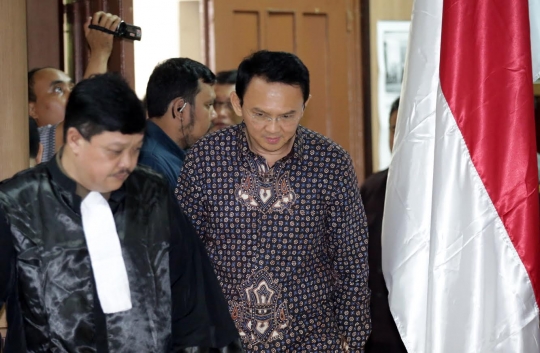 Ekspresi Ahok saat jalani sidang putusan sela