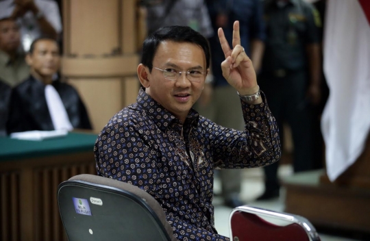 Ekspresi Ahok saat jalani sidang putusan sela