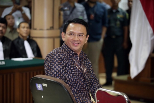 Ekspresi Ahok saat jalani sidang putusan sela