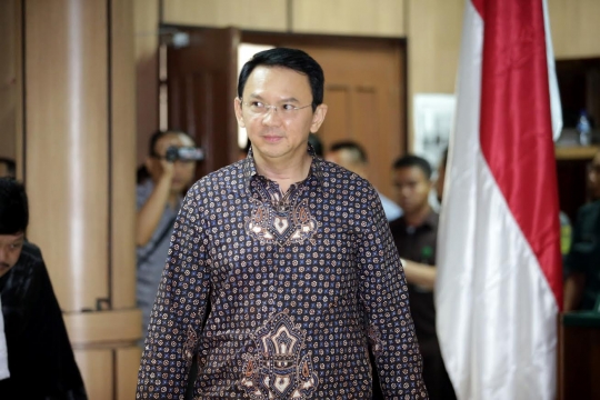 Ekspresi Ahok saat jalani sidang putusan sela