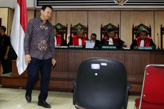 Ekspresi Ahok saat jalani sidang putusan sela