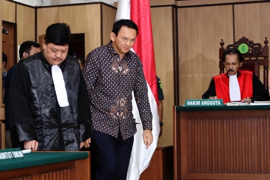 Ekspresi Ahok saat jalani sidang putusan sela