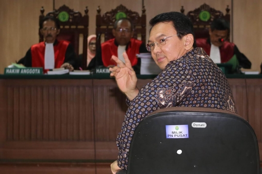 Ekspresi Ahok saat jalani sidang putusan sela